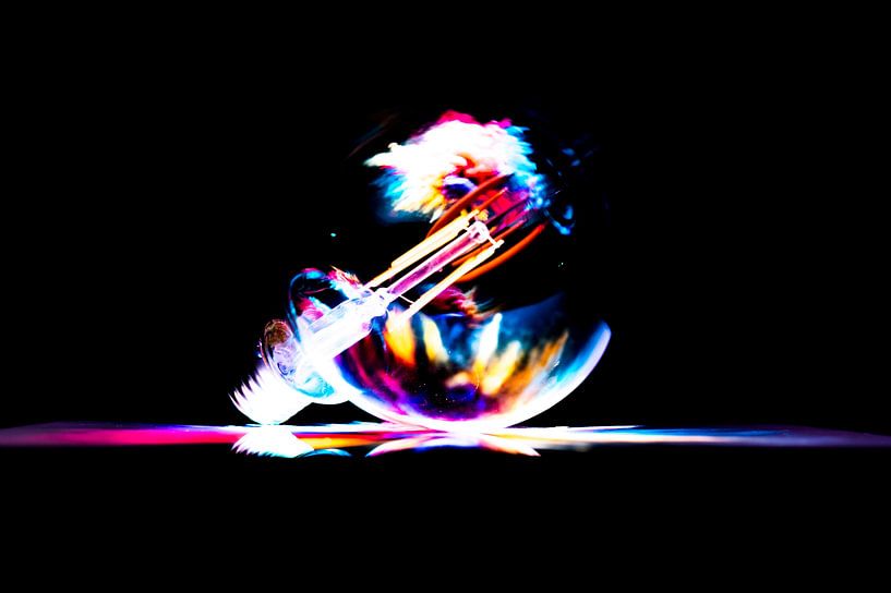 Art with Light Bulb van Wil Gulpen