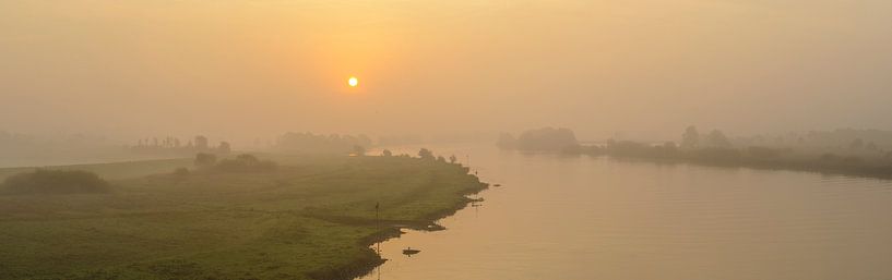 Sonnenaufgang über dem Fluss IJssel während eines schönen Herbstmorgens von Sjoerd van der Wal Fotografie