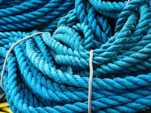Blauw touw in een haven
