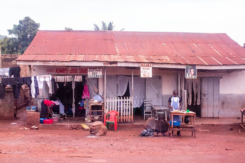 straatbeeld op het platteland van Uganda van Eric van Nieuwland