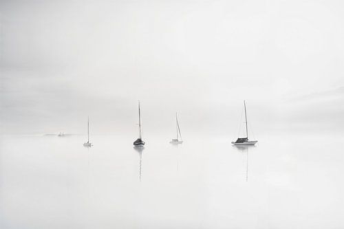 Mistige sfeer aan het meer