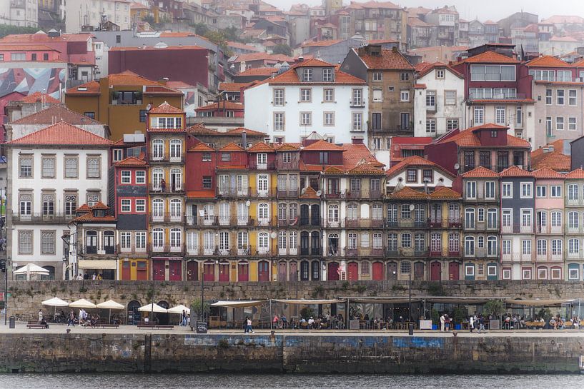 Die farbenfrohe Ribeira von Porto von Piermarco Raimondo