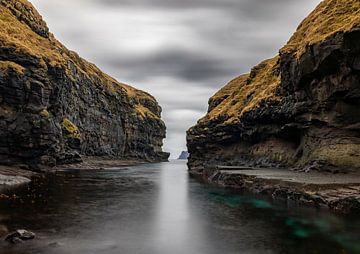 Natuurlijke haven Gjógv van Thomas Heins