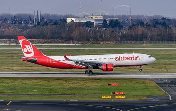 Landung eines Air Berlin Airbus A330-200 (D-ALPG). von Jaap van den Berg