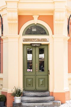 Niedliche schwedische Tür in schönen Pastelltönen von Sarah Embrechts