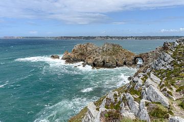 Die zerklüftete Küste der Bretagne auf der Halbinsel Crozon. von Jaap van den Berg