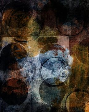 Abstracte compositie met cirkels in blauw, aardkleuren, zwart en wit van Dina Dankers