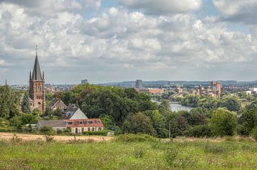 Uitzicht vanaf Sint-Pieterberg over Maastricht by John Kreukniet