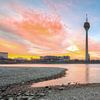 Panorama de l'horizon de Düsseldorf au lever du soleil sur Michael Valjak