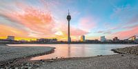 Düsseldorf Skyline bei Sonnenaufgang Panorama von Michael Valjak Miniaturansicht