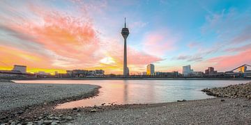 Skyline van Düsseldorf bij zonsopgang Panorama van Michael Valjak