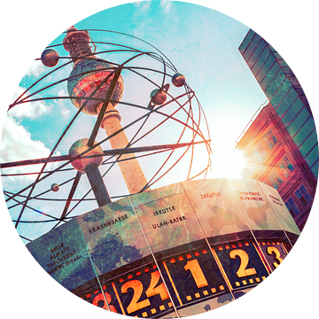 Wereldtijdklok en televisietoren van Berlijn in de zomer