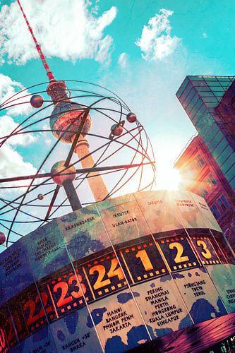 Horloge universelle et tour de télévision de Berlin en été