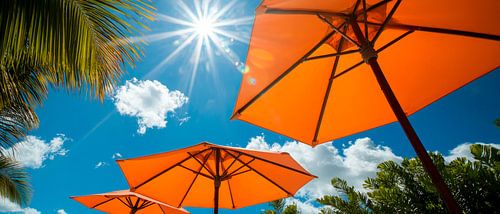 Zonnige stranddagen met parasols