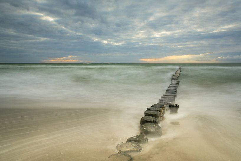 Sand and groynes with evening atmosphere by Tobias Luxberg