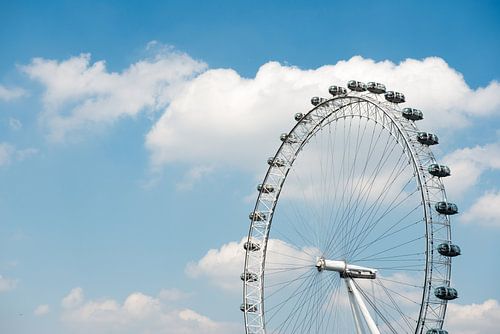 Londen Eye with a blue Sky