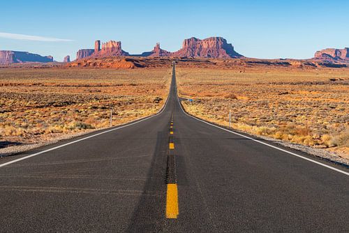 LP 71316934 La route menant au Monument Valley Navajo Tribal Park à la frontière entre l'Arizona et 