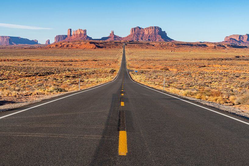LP 71316934 The road leading to Monument Valley Navajo Tribal Park on the border between Arizona and by BeeldigBeeld Food & Lifestyle