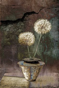 Stilleven met bloemen.  Pluizenbollen. Stoer Industrieel. Digital Art. van Alie Ekkelenkamp