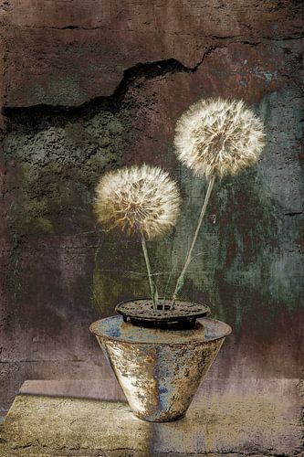 Stilleven met bloemen.  Pluizenbollen. Stoer Industrieel. van Alie Ekkelenkamp