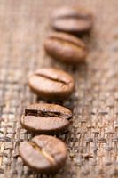 Vijf koffiebonen (close-up)
