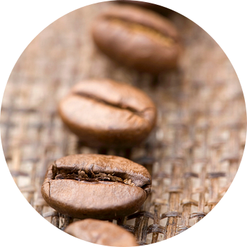 Vijf koffiebonen (close-up) van BeeldigBeeld Food & Lifestyle