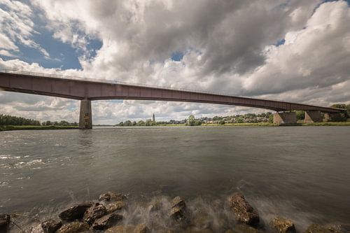 Rijnbrug Rhenen-Kesteren met zicht op de Cuneratoren van Rhenen