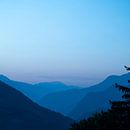 Pastel blauw ochtendlicht in de bergen bij Courchevel, Frankrijk art print - natuur en reisfotografie van Christa Stroo fotografie thumbnail