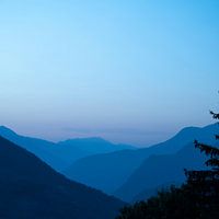 Pastel blauw ochtendlicht in de bergen bij Courchevel, Frankrijk art print - natuur en reisfotografie