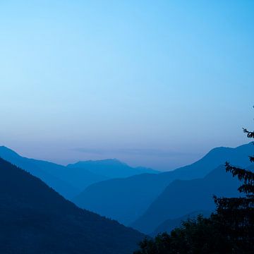 Pastel blauw ochtendlicht in de bergen bij Courchevel, Frankrijk art print - natuur en reisfotografie van Christa Stroo fotografie
