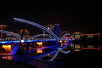 Nachtelijk zicht op de Yan Rivier Brug in Chinees Korea.