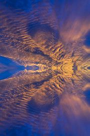 Goldene Wolken am dunkelblauen Himmel von Adriana Mueller