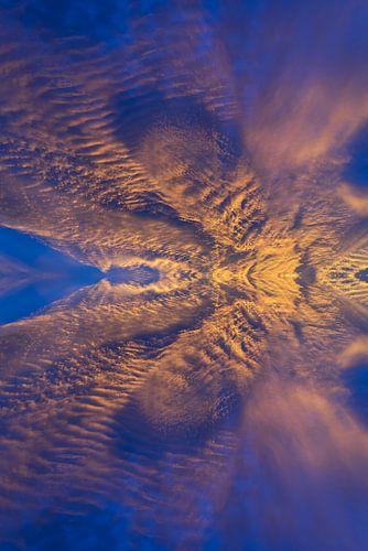 Gouden wolken in de donkerblauwe lucht