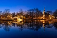 L'église de Luther dans le parc Johannapark à Leipzig à l'heure bleue