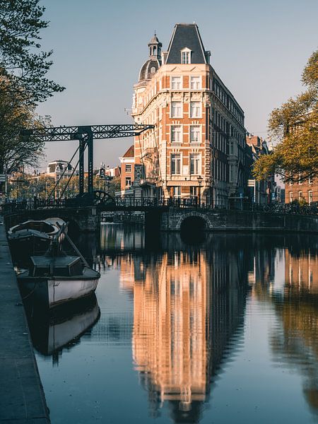 Aluminium bridge over Amsterdam canal, Netherlands. van Lorena Cirstea