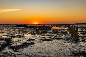 Waddenzee, zonsopkomst bij Paesens Moddergat (Scheepswrak van Wierum) van Gert Hilbink