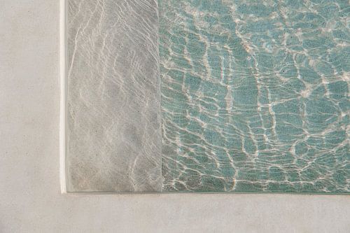 Türkisfarbenes Poolwasser mit Sonnenreflexen, Summer Vibes.