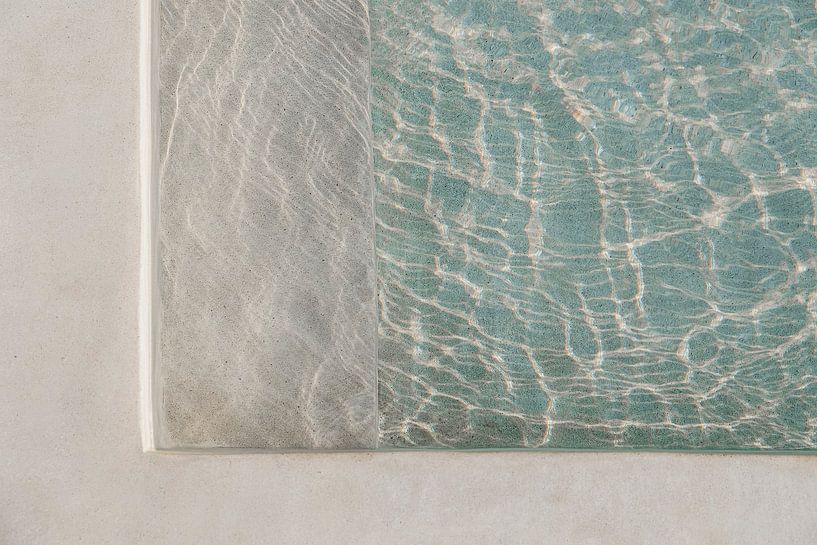 Turquoise zwembadwater met zonreflecties, Summer Vibes. van Funky Lemons