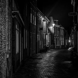 Straat in Blokzijl bij nacht van Dave Bijl