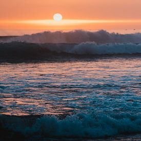 Coucher de soleil brumeux avec des vagues sur Dayenne van Peperstraten