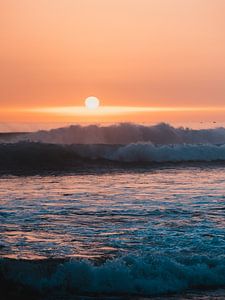 Coucher de soleil brumeux avec des vagues