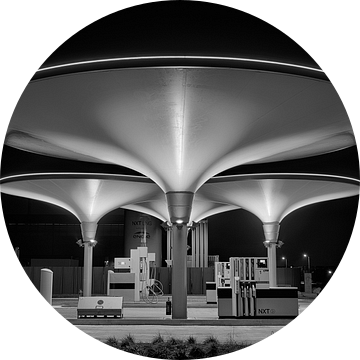 Tankstation NXT in zwart wit van Peter Bolman