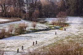 Mountainbikers in de sneeuw