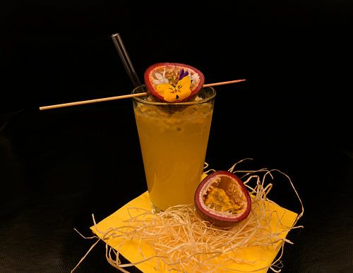 Wodka Bitter Lemon met verse passievrucht.
