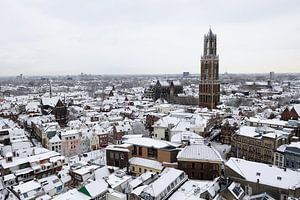 Besneeuwde binnenstad van Utrecht met Dom van Merijn van der Vliet