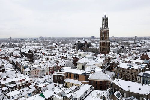 Besneeuwde binnenstad van Utrecht met Dom