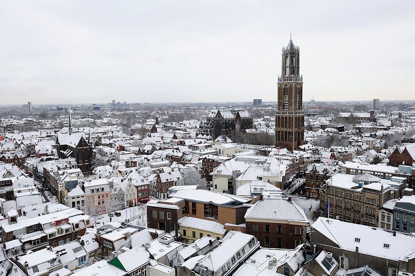 Verschneites Stadtzentrum von Utrecht mit Dom von Merijn van der Vliet