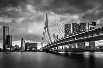Skyline met Erasmusbrug van Rotterdam in Zwart Wit van Dick Portegies