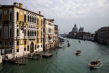 Grand Canal vanaf Accademia brug von STEVEN VAN DER GEEST