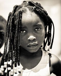Portret - Zambia 2019 - Meisje met kralen van Matthijs van Os Fotografie